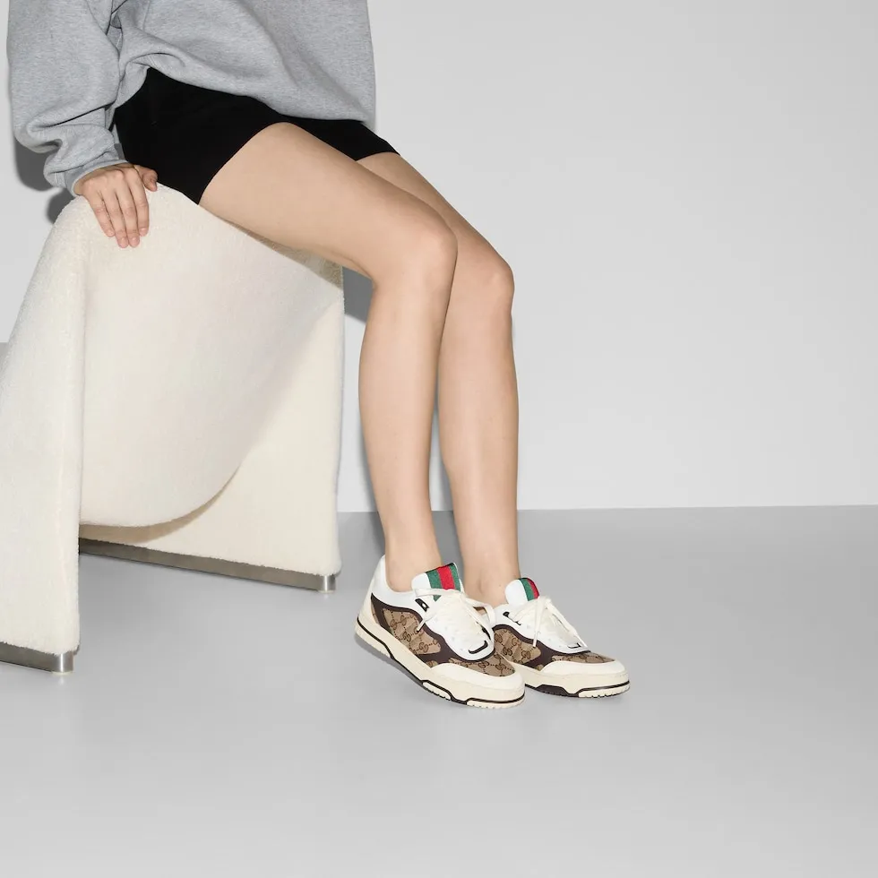p480 Men's Men's Shoes Gucc*Gucci Re-Web series👫Couple's webbed leather sneakers, as the first sneakers created by Sabato De Sarno for Gucci, the Re-Web series reinterprets the brand's classic stripes, and sets off the modern silhouette design with bold and unique details. This shoe is crafted from iconic classic GG canvas and white leather. This new sneaker is ingeniously decorated with many of the brand's classic details, and is equipped with a bright red and green webbing tongue, which will make people fall in love at first sight. Yuan Size: Female 35-40 Male 39-44 (can be customized to 45, 46